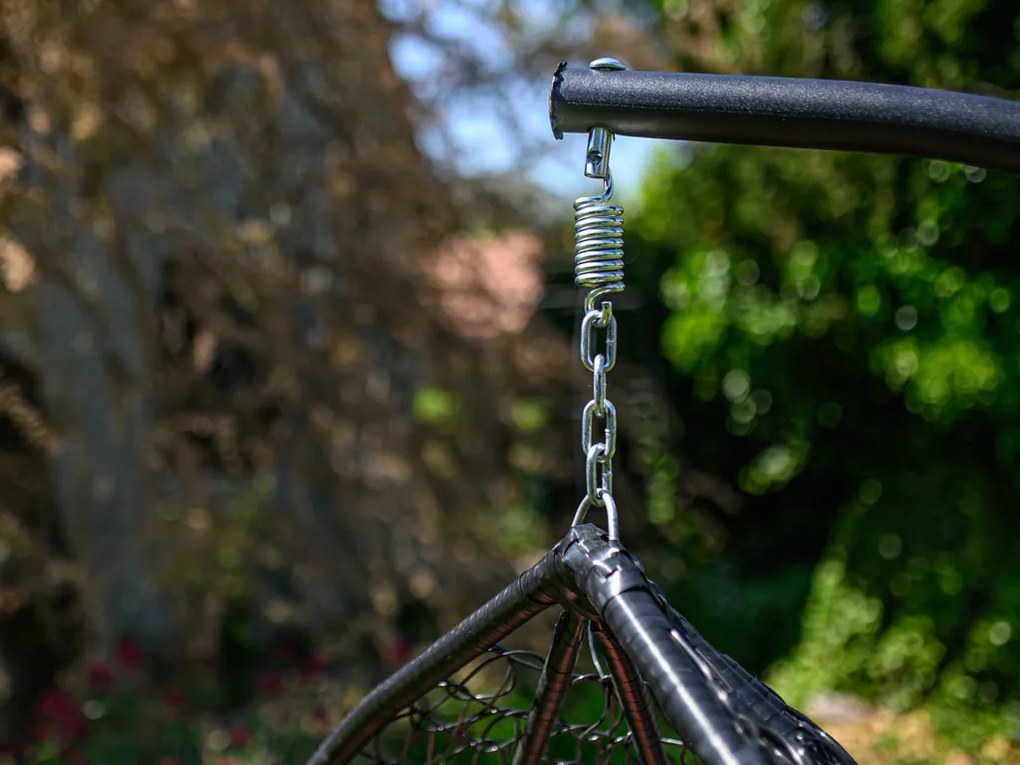 Czarne wiszące krzesło KOKON ze stojakiem, szara poduszka