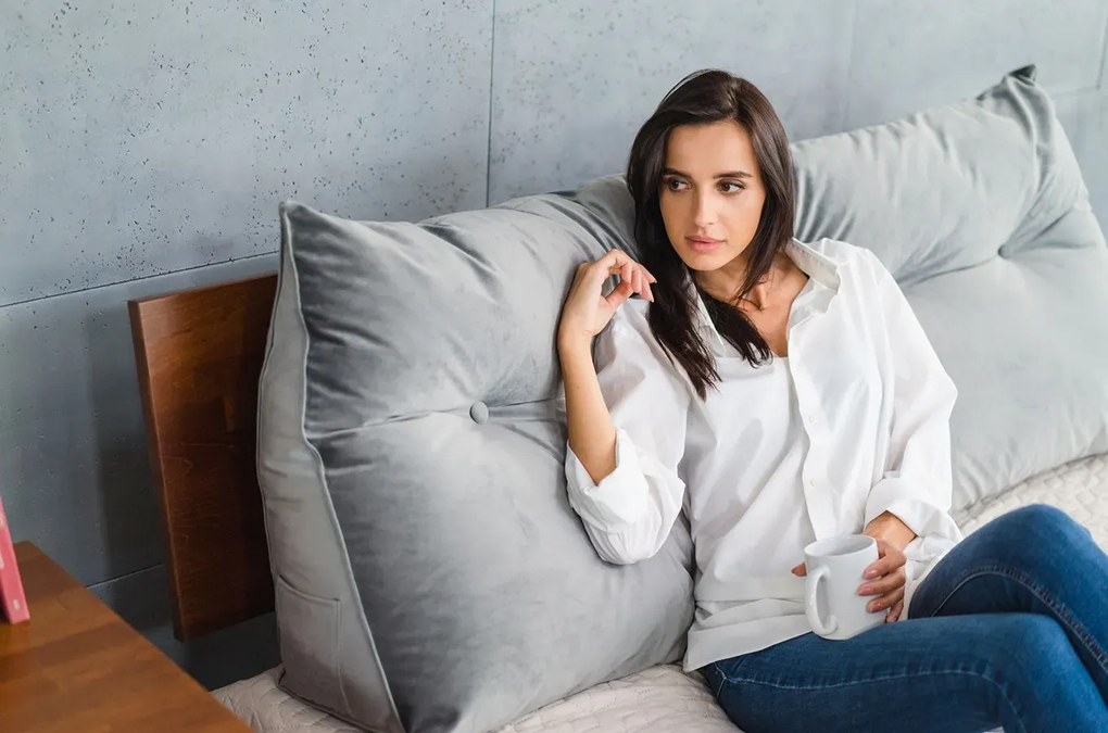 Poduszka na zagłówek PILLOW CHIC VELVET 180 szara SKANDICA
