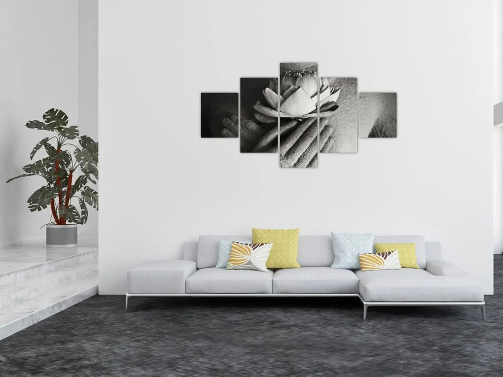 Obraz - Lotos w rękach Buddy (125x70 cm)