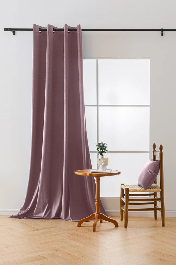 Jasnofioletowa zaciemniająca zasłona VELVET 140x270 cm Zawieszanie: Taśma z wiązaniami