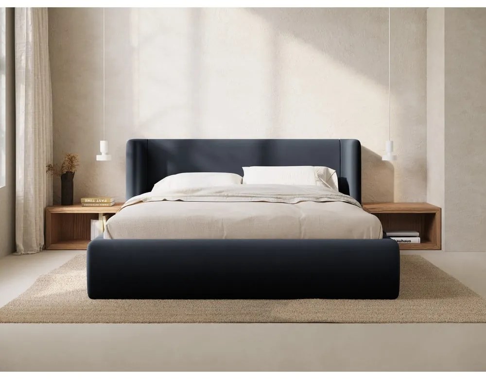 Ciemnoniebieskie tapicerowane łóżko dwuosobowe ze schowkiem ze stelażem 140x200 cm Jason – Windsor &amp; Co Sofas
