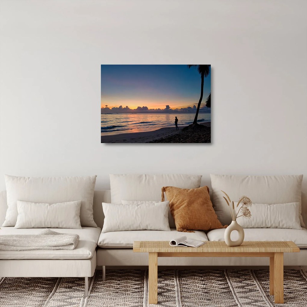 Obraz na szkle - kobieta na plaży (70x50 cm)