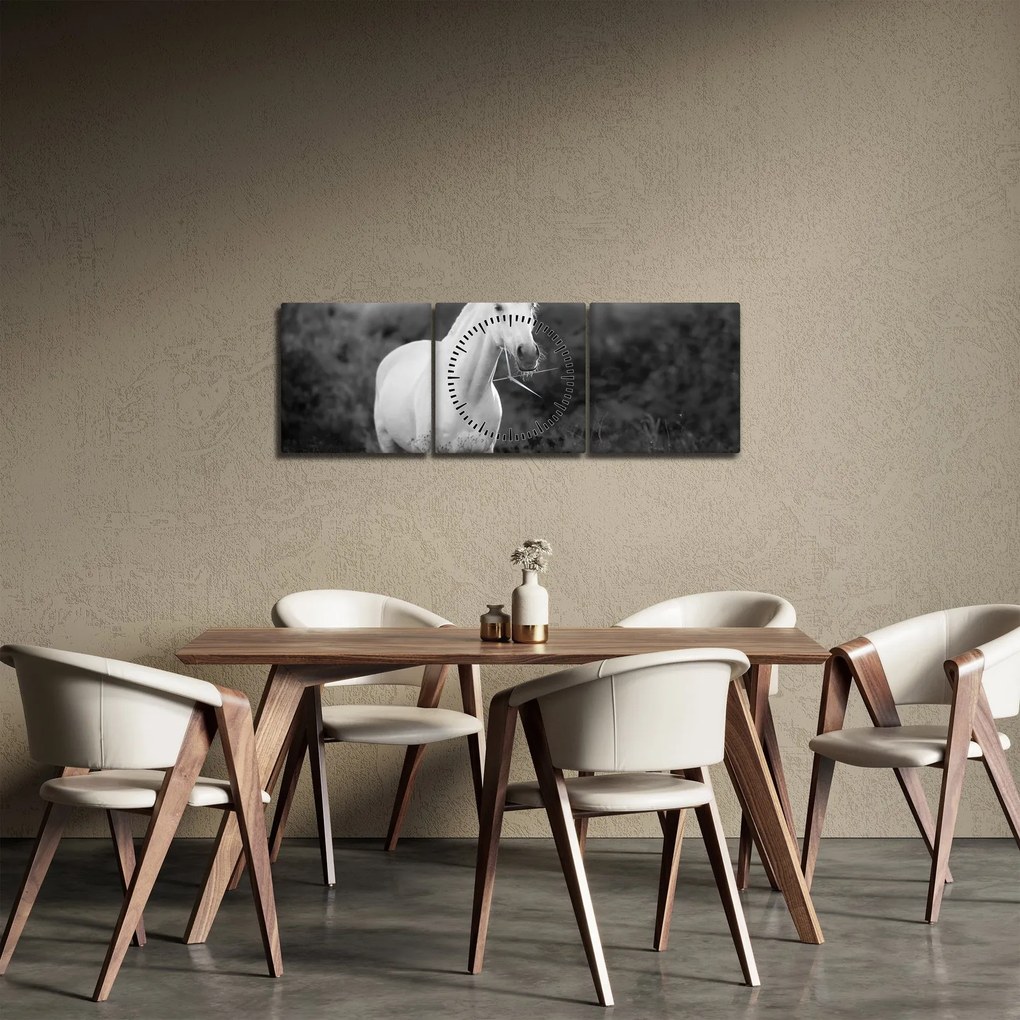 Obraz białego konia na łące, czarno - biały (z zegarem) (90x30 cm)