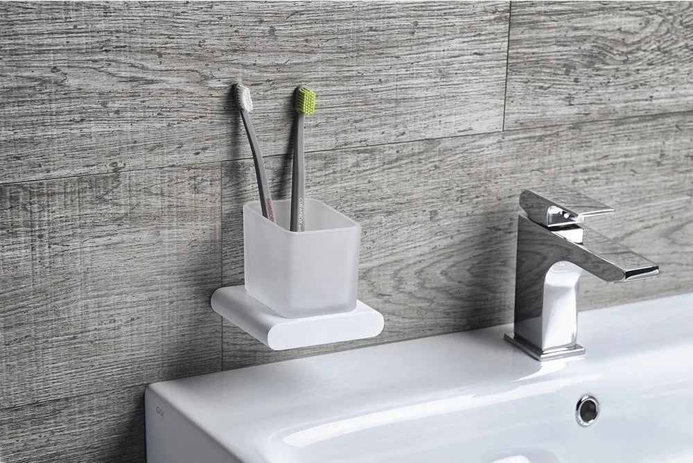 Biały szklany dozownik ścienny do mydła 300 ml Flori – Sapho