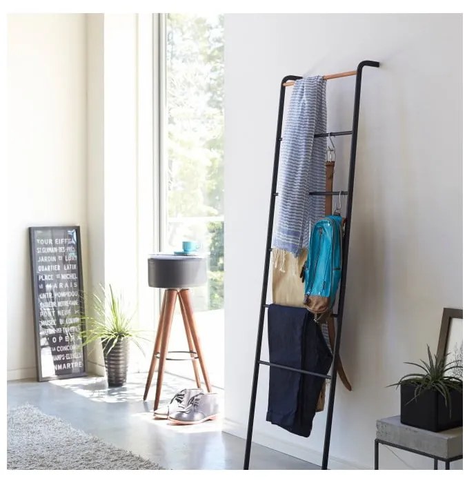 Czarna drabina dekoracyjna z detalem z bukowego drewna YAMAZAKI Tower Ladder