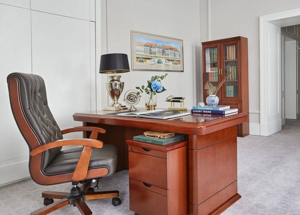 Elegancki fotel gabinetowe Consul tapicerowany skórą naturalną w kolorze brązowym, czarnym lub kremowym. Fotel ma drewnianą ramę i podłokietniki, mechanizm tilt, jest wygodne i solidnie wykonane.