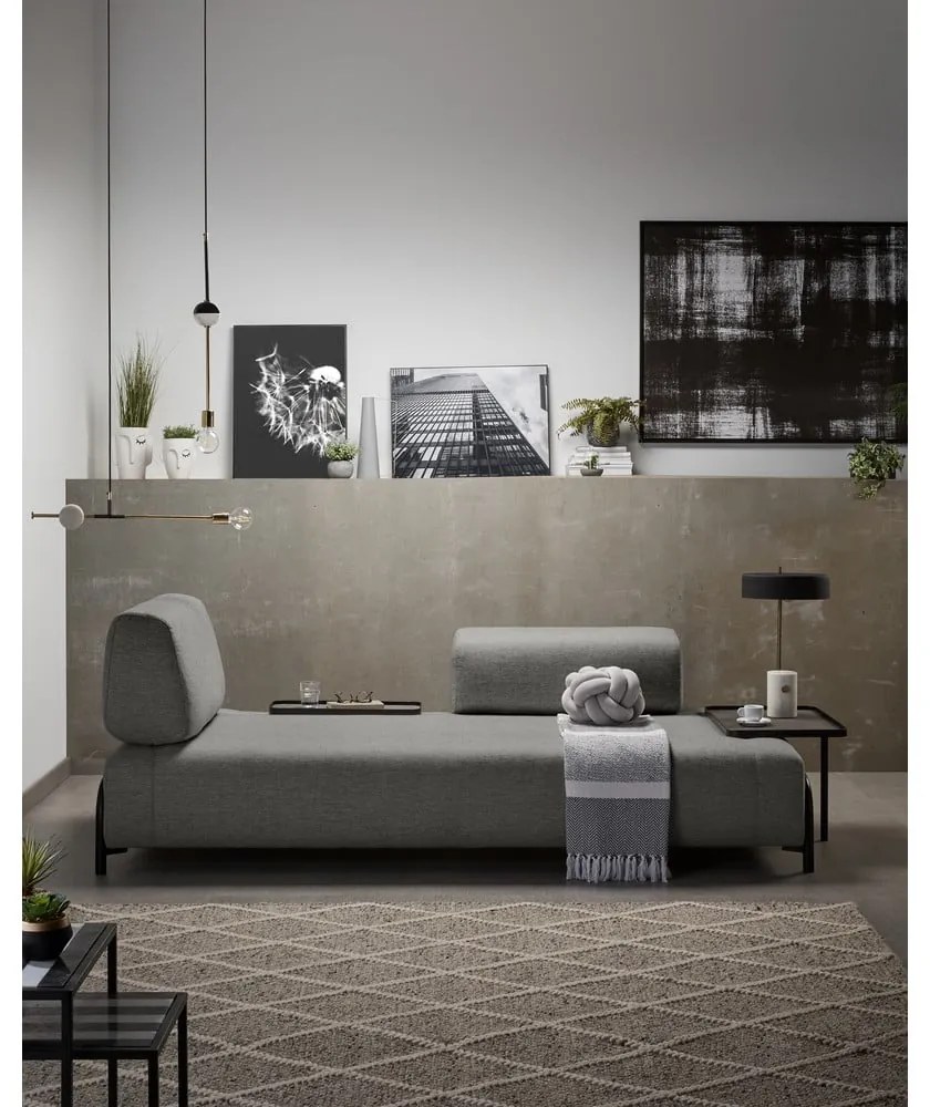 Ciemnoszara sofa z małym stolikiem Kave Home Compo