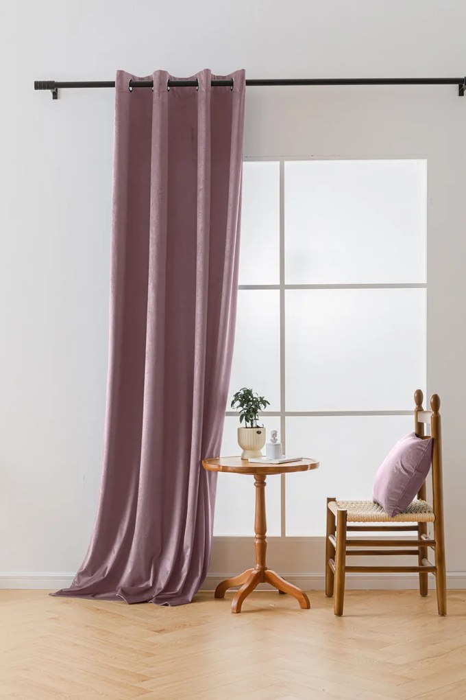 Jasnofioletowa zaciemniająca zasłona VELVET 140x270 cm Zawieszanie: Taśma z wiązaniami