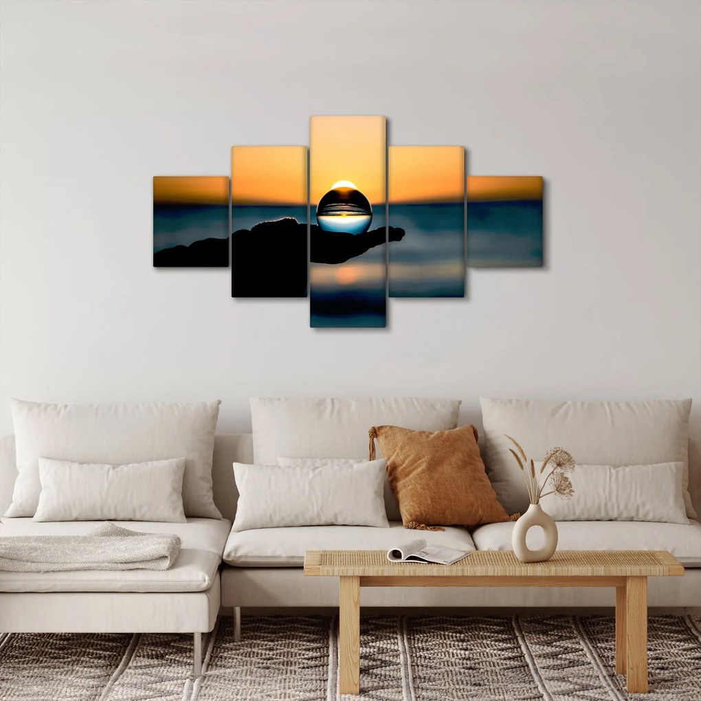 Obraz szklane kule w dłoni (125x70 cm)