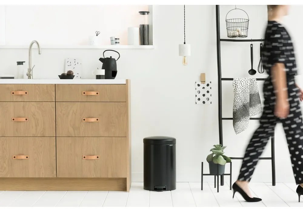 Stalowy kosz na śmieci z pedałem w kolorze matowej czerni 20 l NewIcon – Brabantia