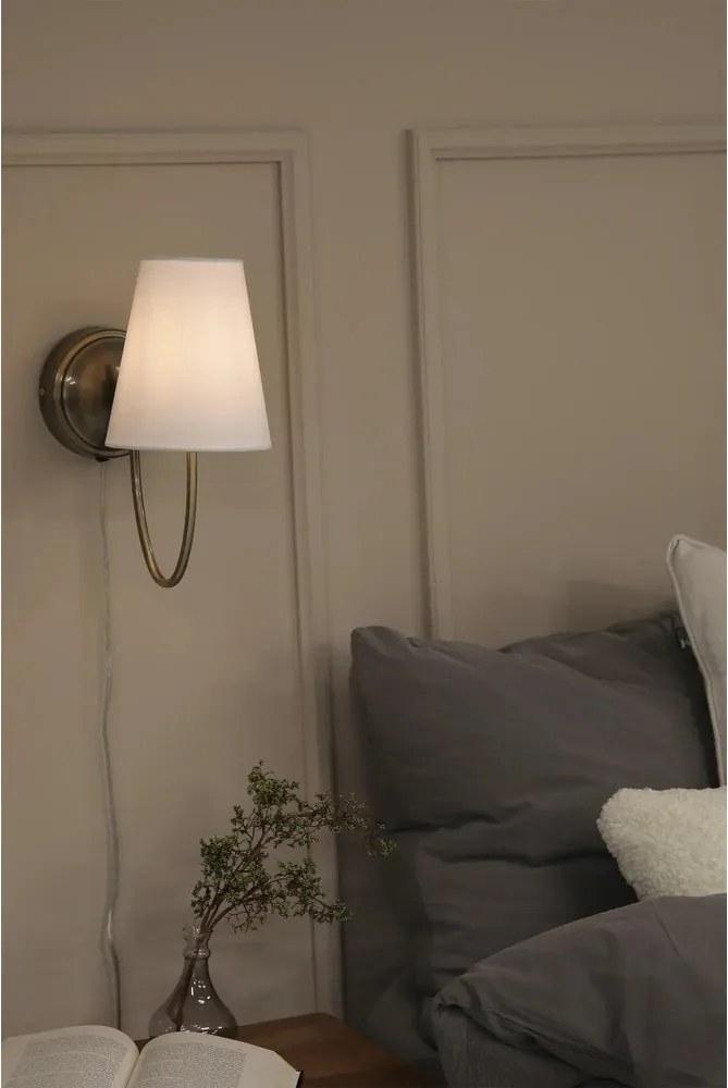 Kinkiet do kontaktu w biało-mosiężnym kolorze Amar – Markslöjd