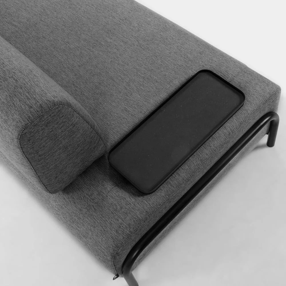 Ciemnoszara sofa z małym stolikiem Kave Home Compo