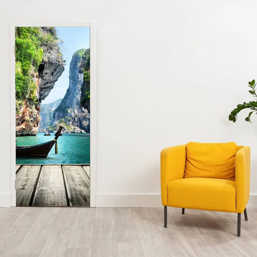 Fototapeta na drzwi - Długa łódź na plaży (95x205cm)
