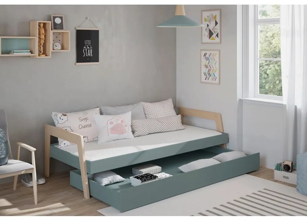 Zielone/szarozielone łóżko dziecięce z litego drewna sosnowego z wysuwanym łóżkiem ze schowkiem ze stelażem 90x200 cm Carrie – Marckeric