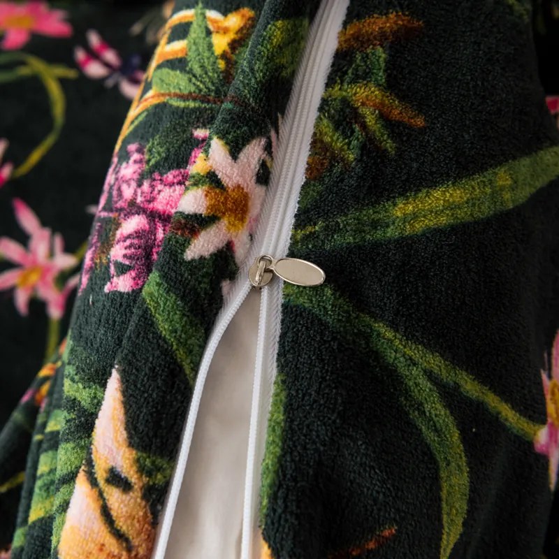 PrzytulneMieszkanie.pl PrzytulneMieszkanie.pl PrzytulneMieszkanie.pl Zestaw 2 szt. pościeli z mikropluszu MYSTIC GARDEN ciemnozielone + prześcieradło z mikropluszu SOFT 180x200 cm białe, podwójne łóżko