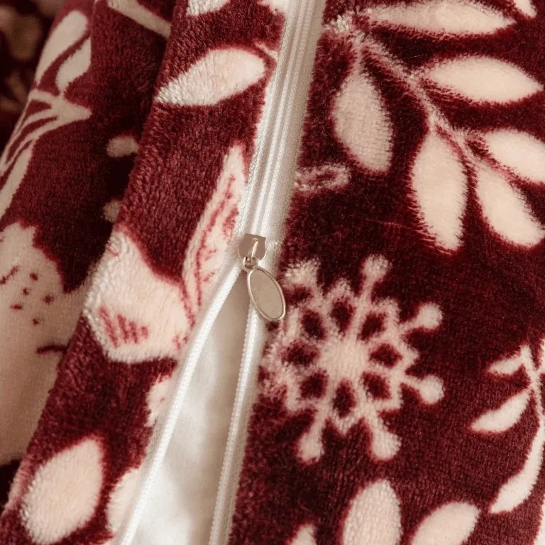 PrzytulneMieszkanie.pl PrzytulneMieszkanie.pl Pościel z mikropluszu FOREST ANIMALS bordowy Rozmiar pościeli: 70 x 90 cm | 140 x 200 cm