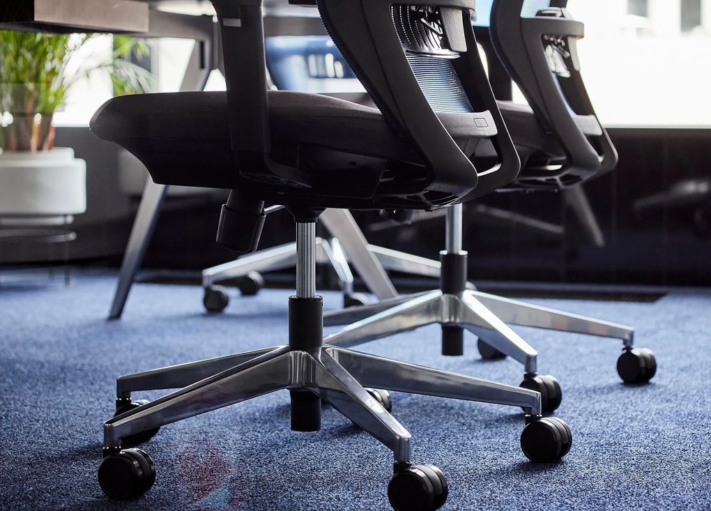 Najwyższej klasy fotel biurowy z pełną regulacją 3D (podłokietniki, zagłówek, lędźwie, głębokości siedziska. Ergonomiczne oparcie, baza chromowana. Odporność 110k cykli Martindale'a. Zgodny z normą BHP 2023. Super cena!