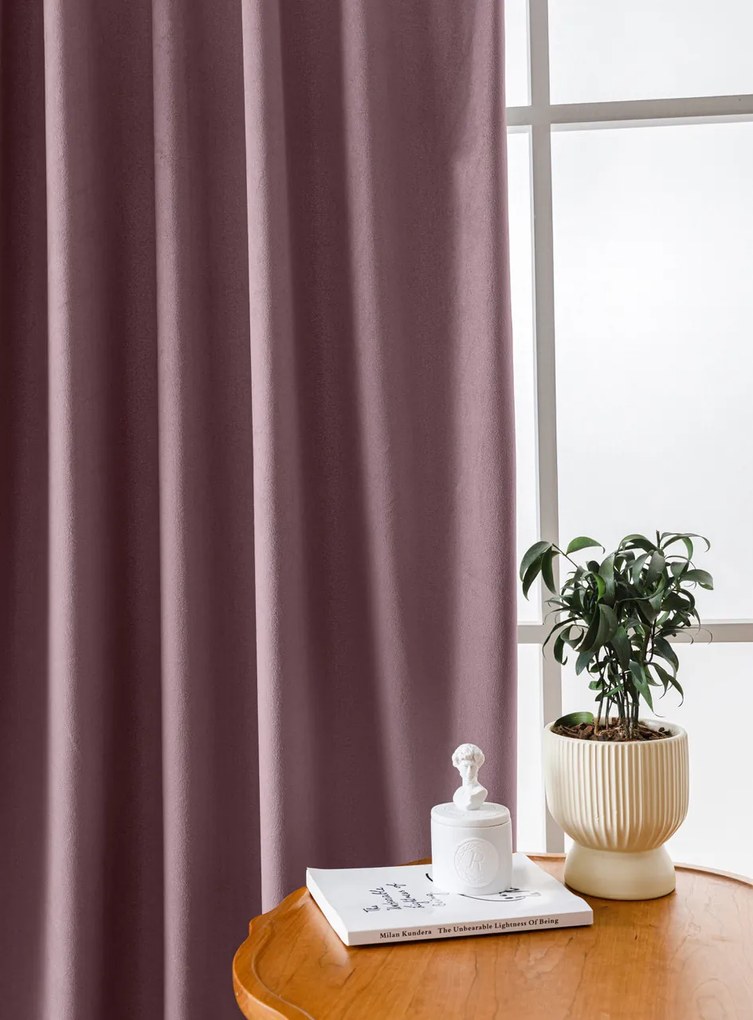 Jasnofioletowa zaciemniająca zasłona VELVET 140x250 cm Zawieszanie: Taśma z wiązaniami