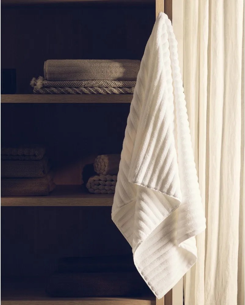 Biały bawełniany ręcznik kąpielowy frotte 70x140 cm Navira – Kave Home