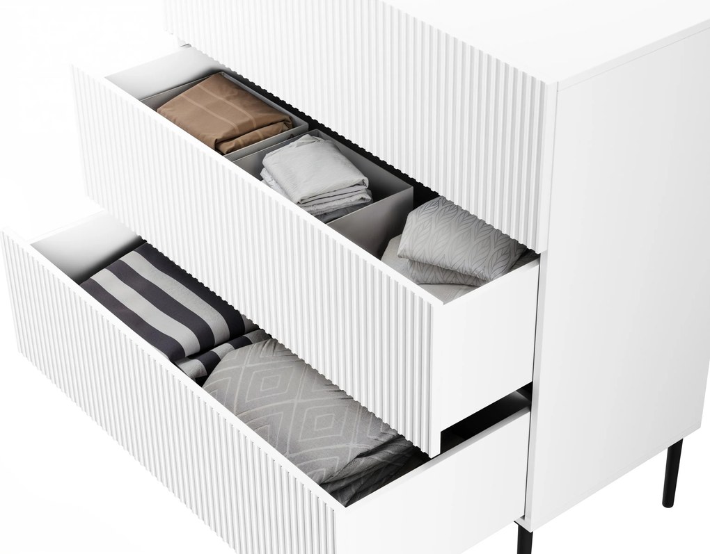 Komoda Nicole 100 cm z szufladami z ryflowanym frontem - biały mat / czarne nóżki