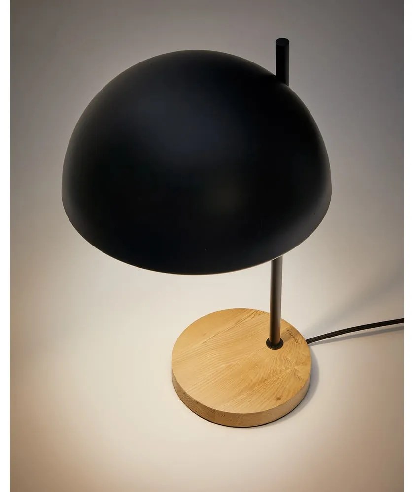 Czarna/w naturalnym kolorze lampa stołowa z metalowym kloszem (wysokość 48,5 cm) Catlar – Kave Home
