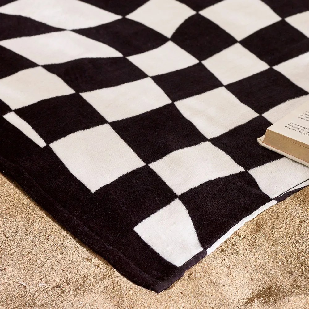 Czarno-biały bawełniany ręcznik plażowy 76x160 cm Checkerboard – Catherine Lansfield