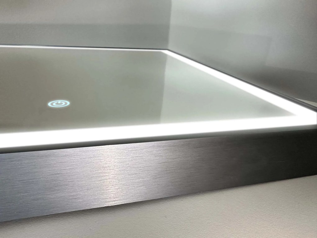 Lustro LED w ramie do łazienki C1
