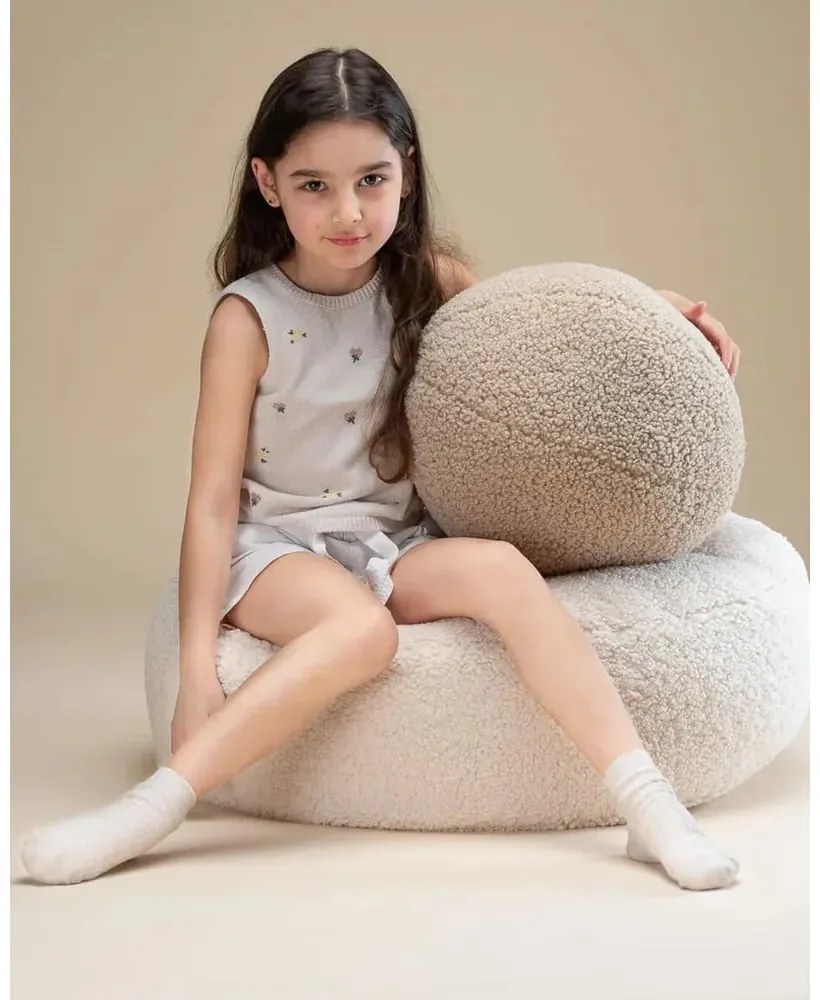 Jasnobrązowa poduszka na sofę dziecięcą z materiału bouclé Ball – Wigiwama