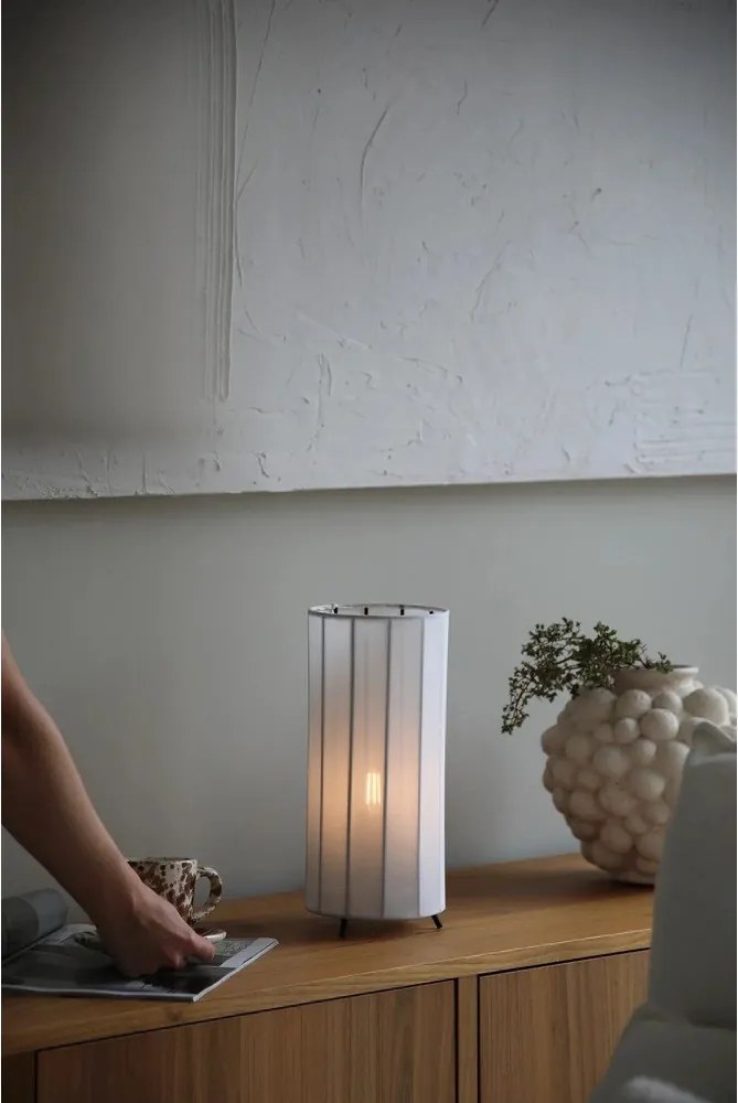 Czarno-biała lampa stołowa z tekstylnym kloszem (wysokość 31,5 cm) Hikari – Markslöjd