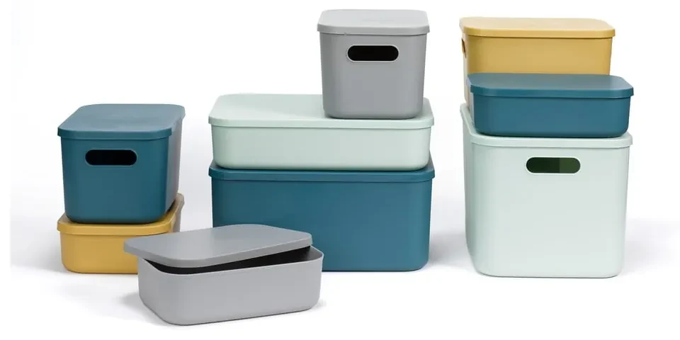 Jasnozielony plastikowy pojemnik z pokrywką 35,5x25,5x23 cm – Homéa