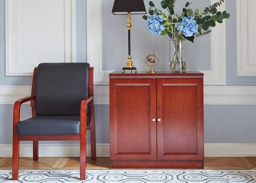 Klasyczna komoda do biura 2-drzwiowa. Komoda fornirowana, na prostym cokole, gzyms frezowany. Fronty wykończone płyciną, drzwi zamykane na kluczyk. Elegancka komoda do klasycznego gabinetu.