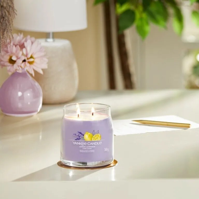 Yankee Candle świeczka zapachowa Signature w szkle średnia Lemon Lavender, 368 g, M