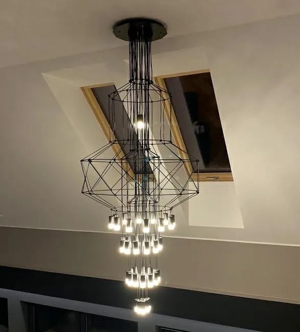 Metalowa lampa wisząca Flusso 43 z kloszami ze szkła satynowego