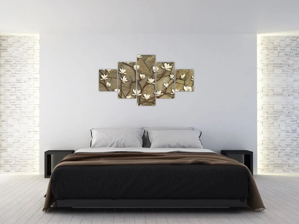 Obraz - Białe magnolie na murze kamiennym (125x70 cm)