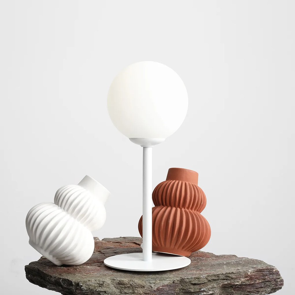 Biała lampka Pinne idealna na biurko