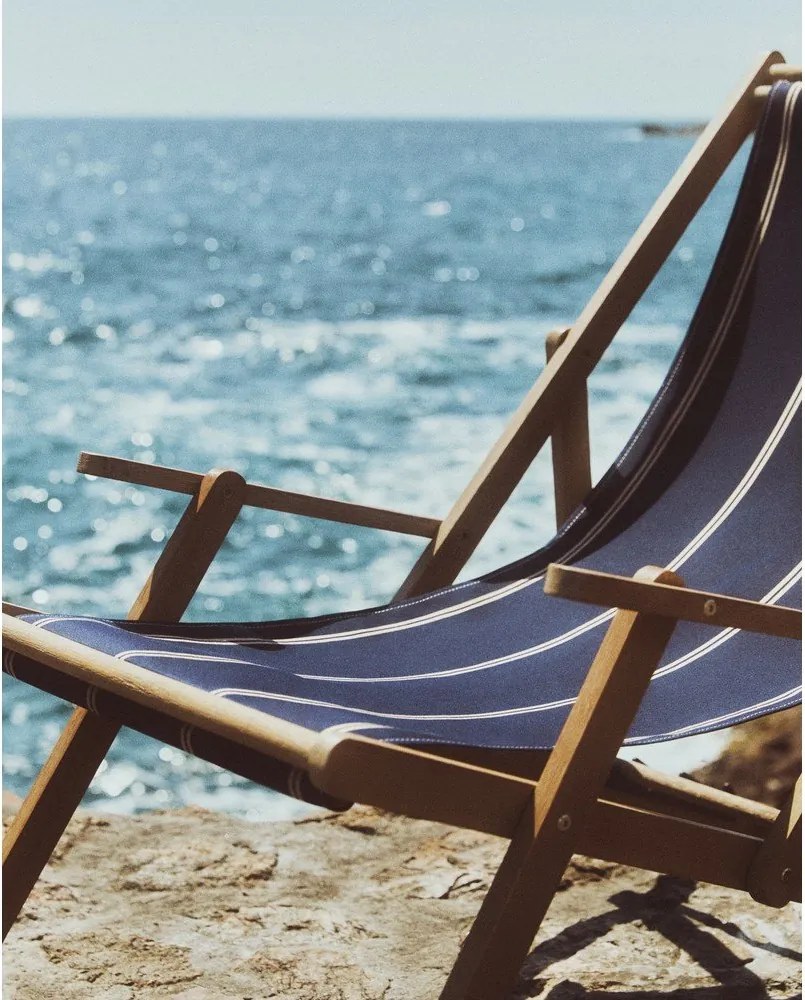 Niebieski drewniany leżak ogrodowy Vilara – Kave Home