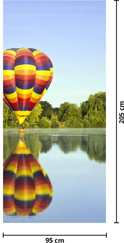 Fototapeta na drzwi - Balon na ogrzane powietrze na jeziorze (95x205cm)