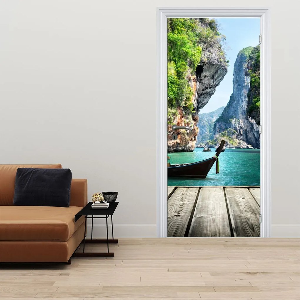Fototapeta na drzwi - Długa łódź na plaży (95x205cm)