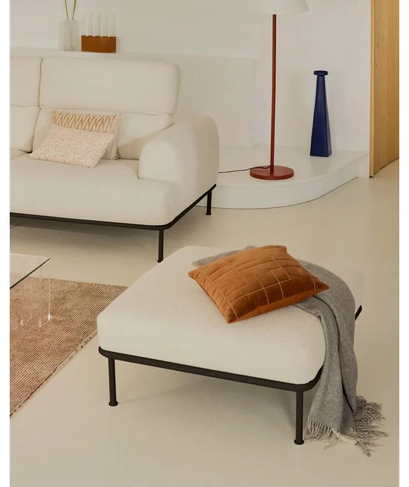 Beżowy podnóżek z materiału bouclé Aurum – Kave Home