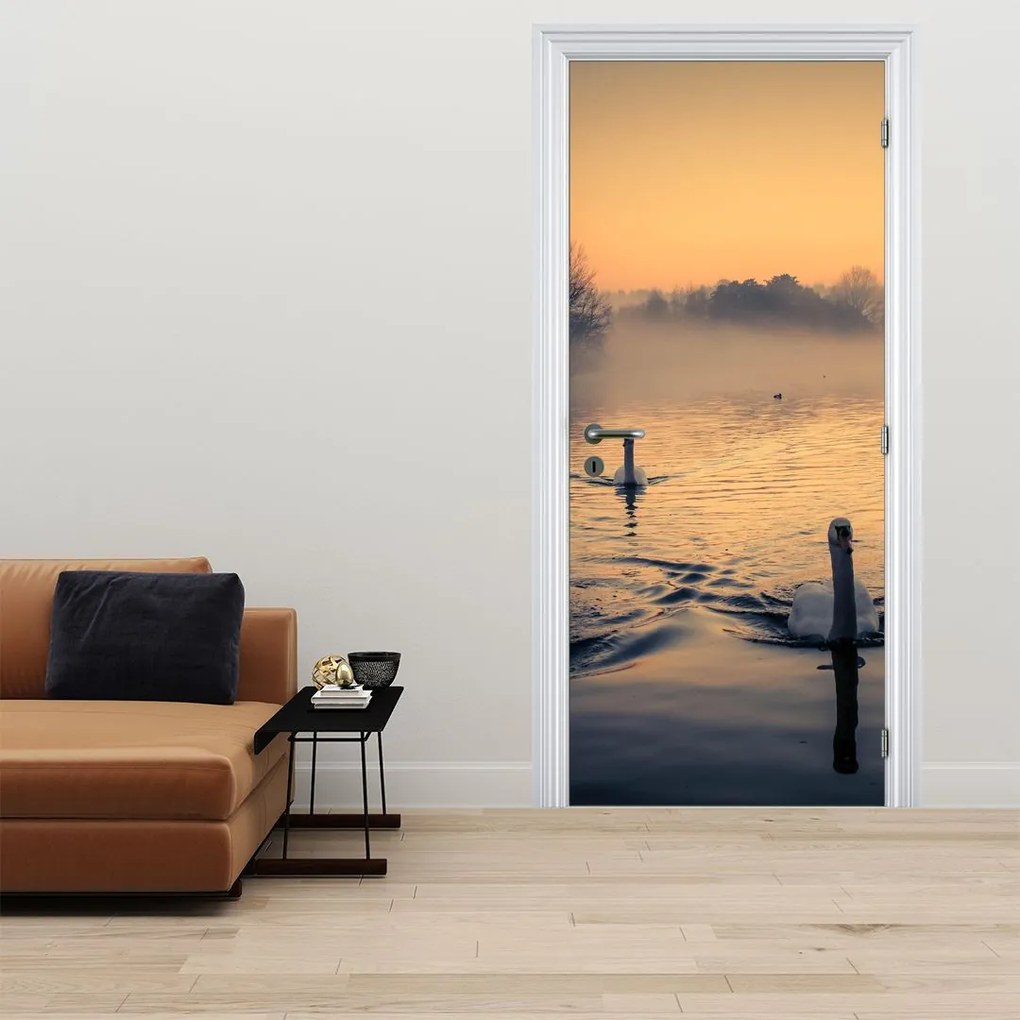 Fototapeta na drzwi - Łabędzie na wodzie we mgle (95x205cm)