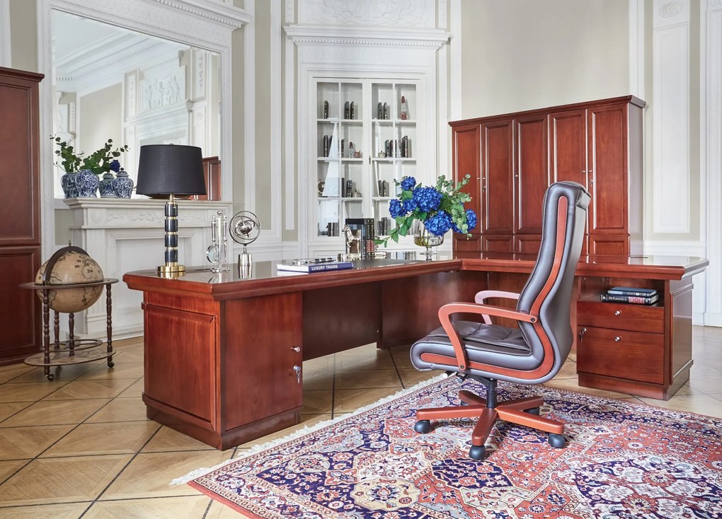 Klasyczny skórzany fotel do biura wygodny ze skóry naturalnej Ambassador. Podłokietniki i rama z drewna, skórzana tapicerka dostępna w kolorach czarnym, brązowym i kremowym. Meble klasyczne gabinetowe.