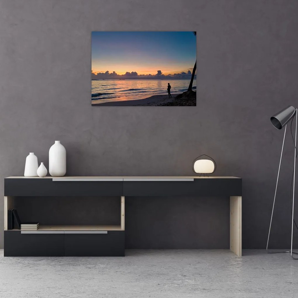 Obraz na szkle - kobieta na plaży (70x50 cm)