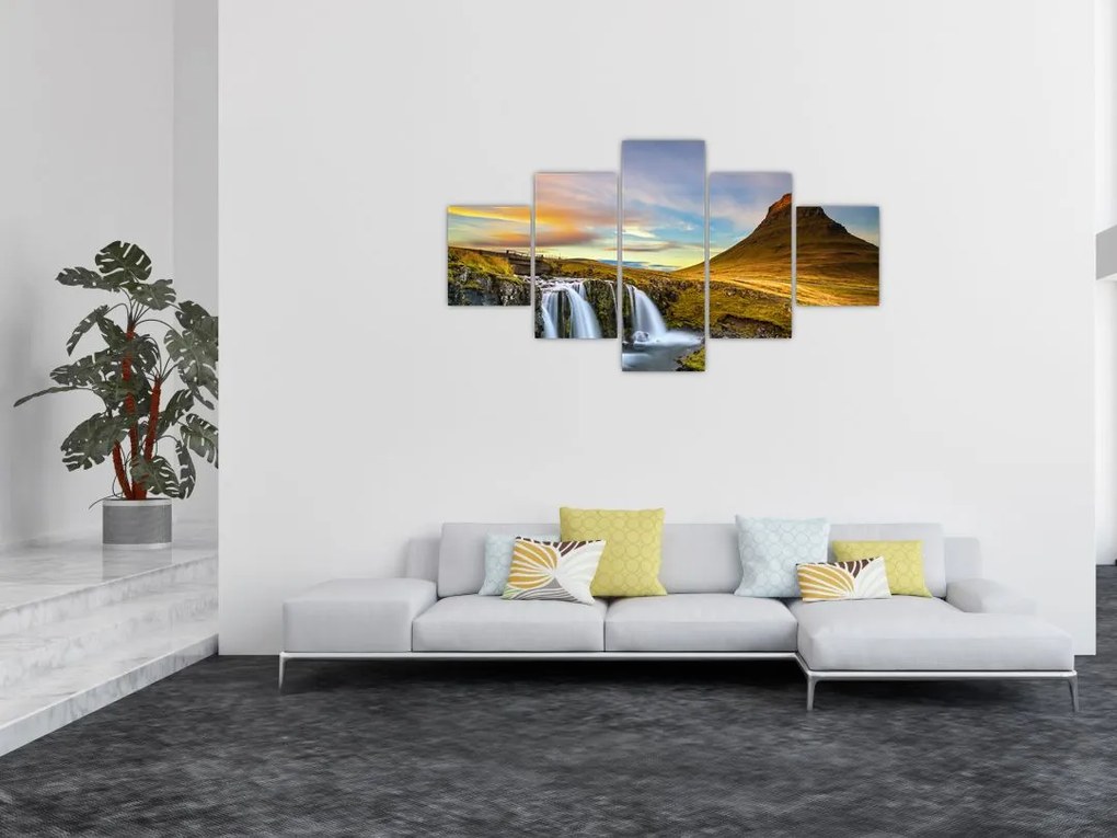 Zdjęcie góry i wodospadów na Islandii (125x70 cm)