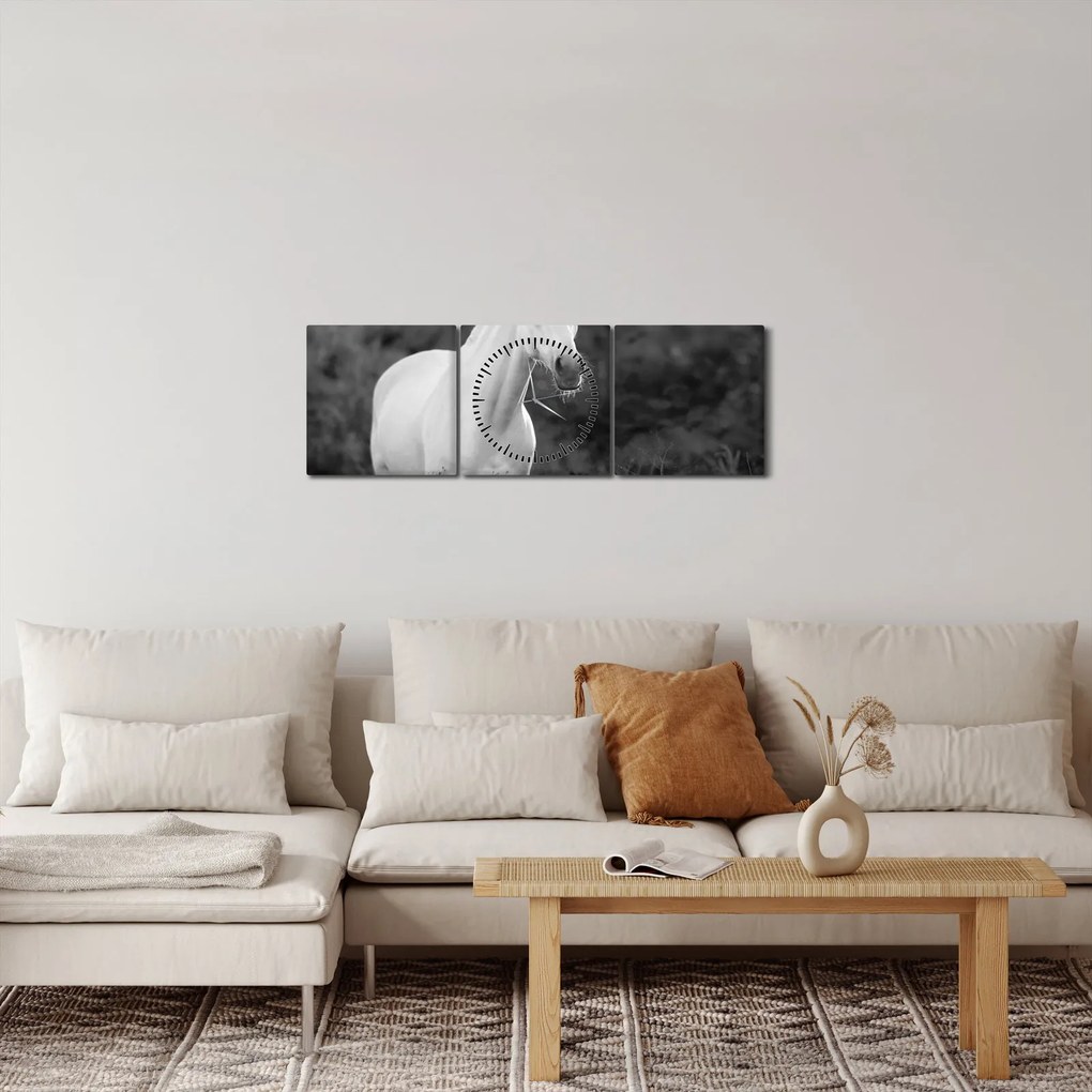 Obraz białego konia na łące, czarno - biały (z zegarem) (90x30 cm)