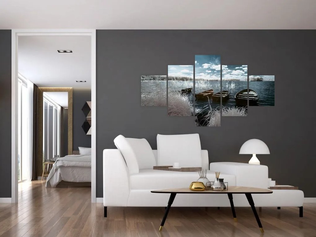 Obraz - Drewniane łodzie na jeziorze (125x70 cm)
