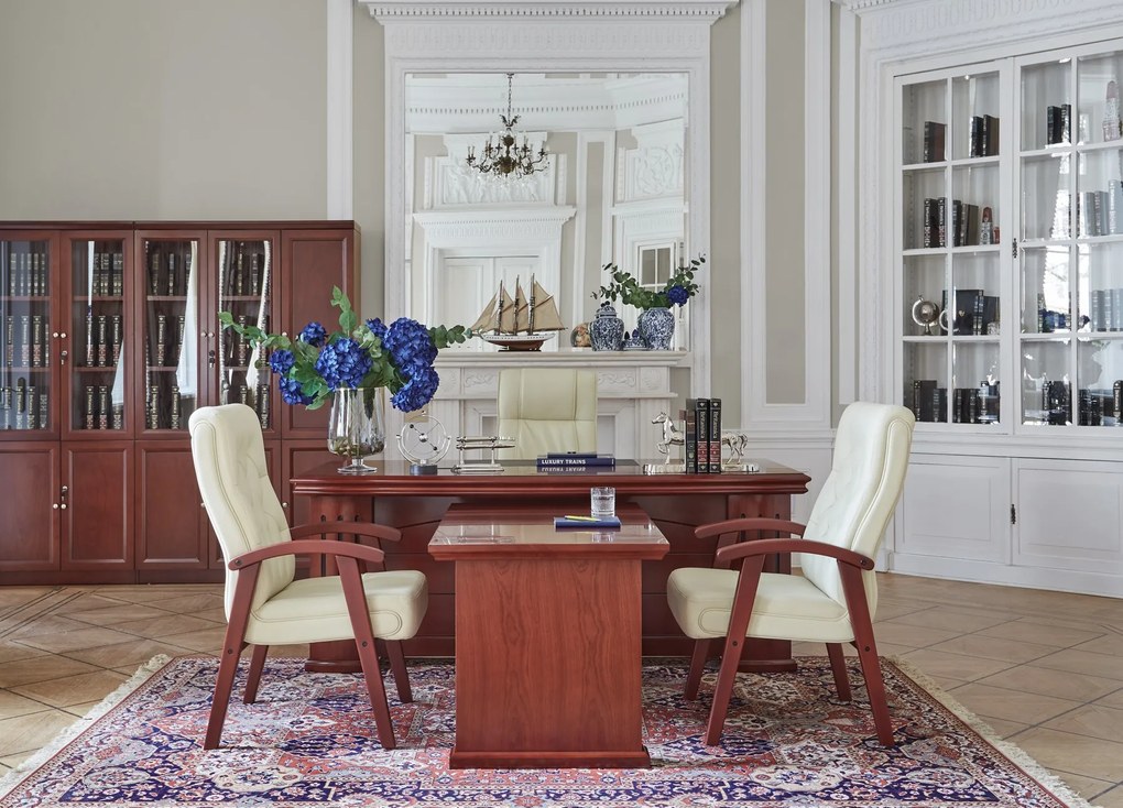 Eleganckie krzesło gabinetowe Consul tapicerowane skórą naturalną w kolorze brązowym, czarnym lub kremowym. Krzesło ma drewnianą ramę i podłokietniki, jest wygodne i solidnie wykonane.
