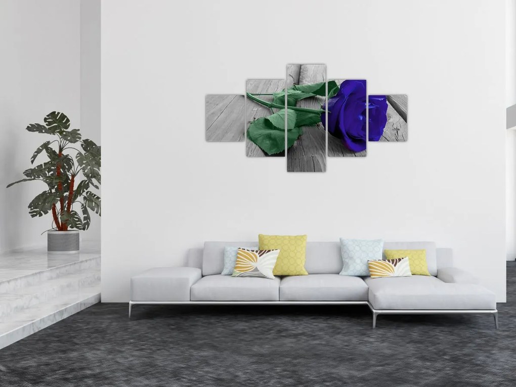 Obraz - Niebieska róża z zieloną łodygą (125x70 cm)