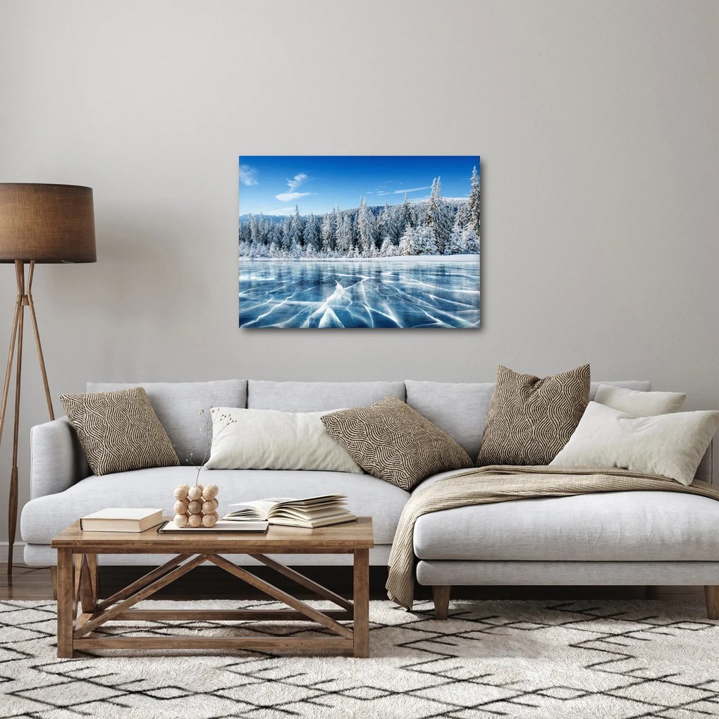 Obraz zamarzniętego jeziora i pokrytych śniegiem drzew (70x50 cm)