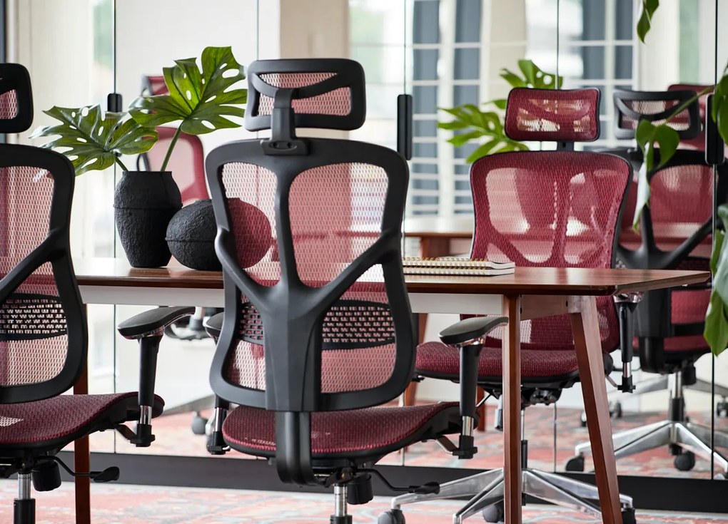 Wygodny fotel biurowy ergonomiczny Ergo 500. Fotel tapicerowany przewiewną siatką Mesh, 5 kolorów do wyboru. Fotel ma regulowane oparcie, podłokietniki. wysokość zagłówka. Nowoczesne meble biurowe.