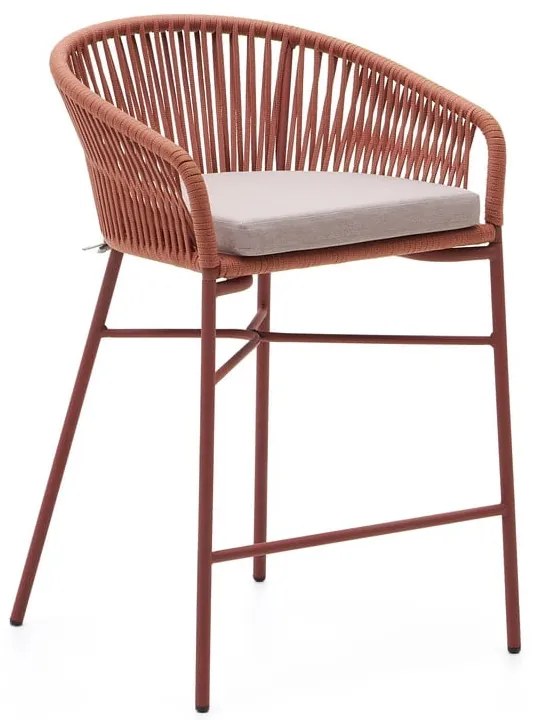 Ogrodowy hoker z plecionką w kolorze terakoty Kave Home Yanet, wys. 85 cm